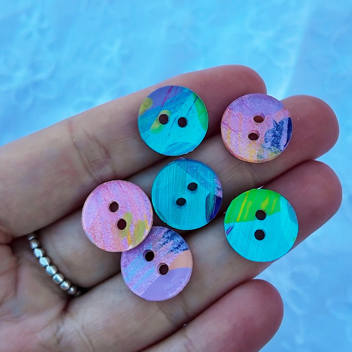 044 - 15mm Circle Cut Buttons - Hand Painted