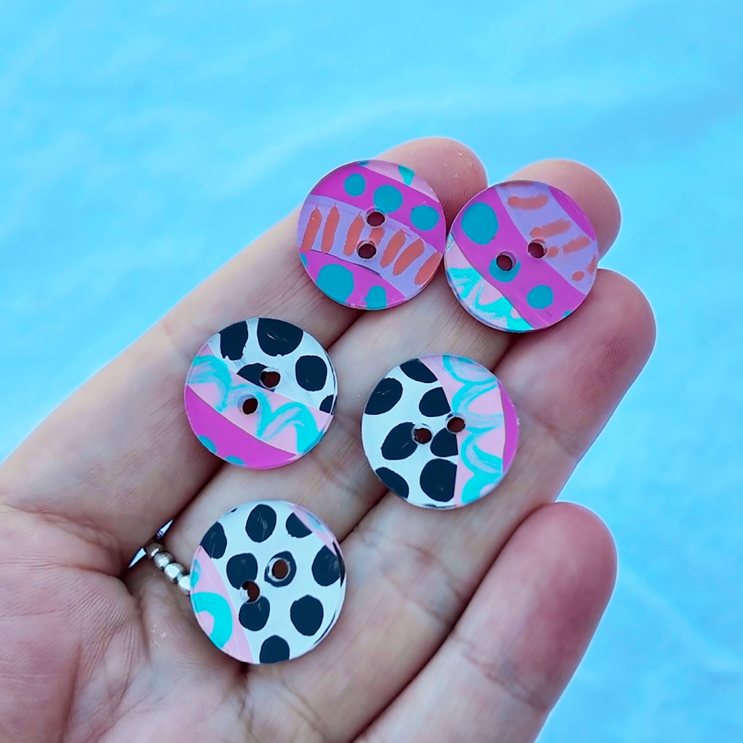 069 - 18mm Circle Cut Buttons - Hand Painted