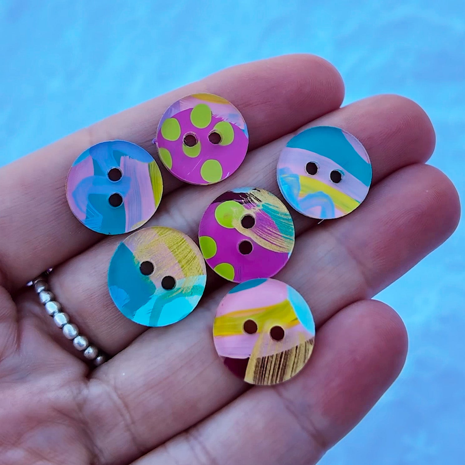 047 - 15mm Circle Cut Buttons - Hand Painted